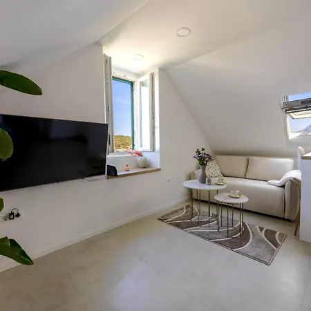 Newly And Modernly Renovated-studio Gilda-breathtaking Waterfront With Yacht Views *