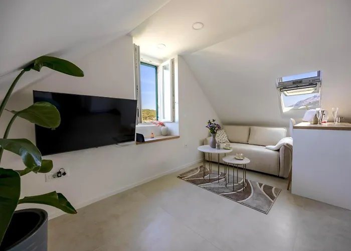 Newly And Modernly Renovated-studio Gilda-breathtaking Waterfront With Yacht Views *